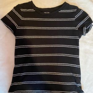 Black and white stripped short sleeve tee